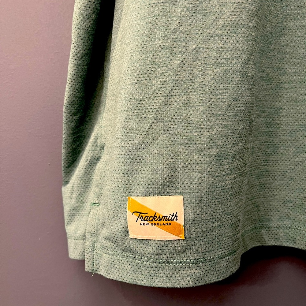 Tracksmith Men’s Session shirt, size XL.